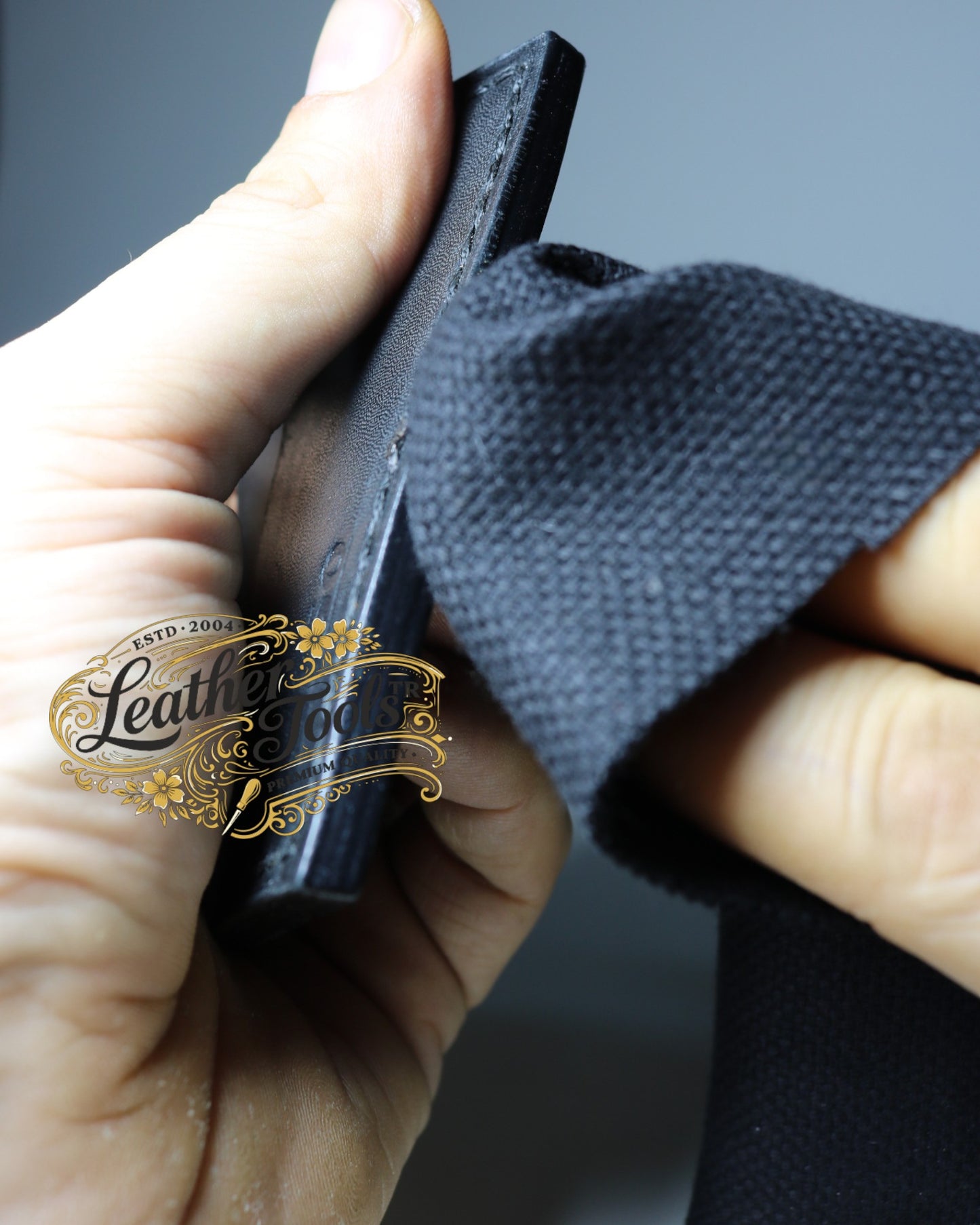 Deri kenar parlatma bezi ile kenar bitirme işlemi