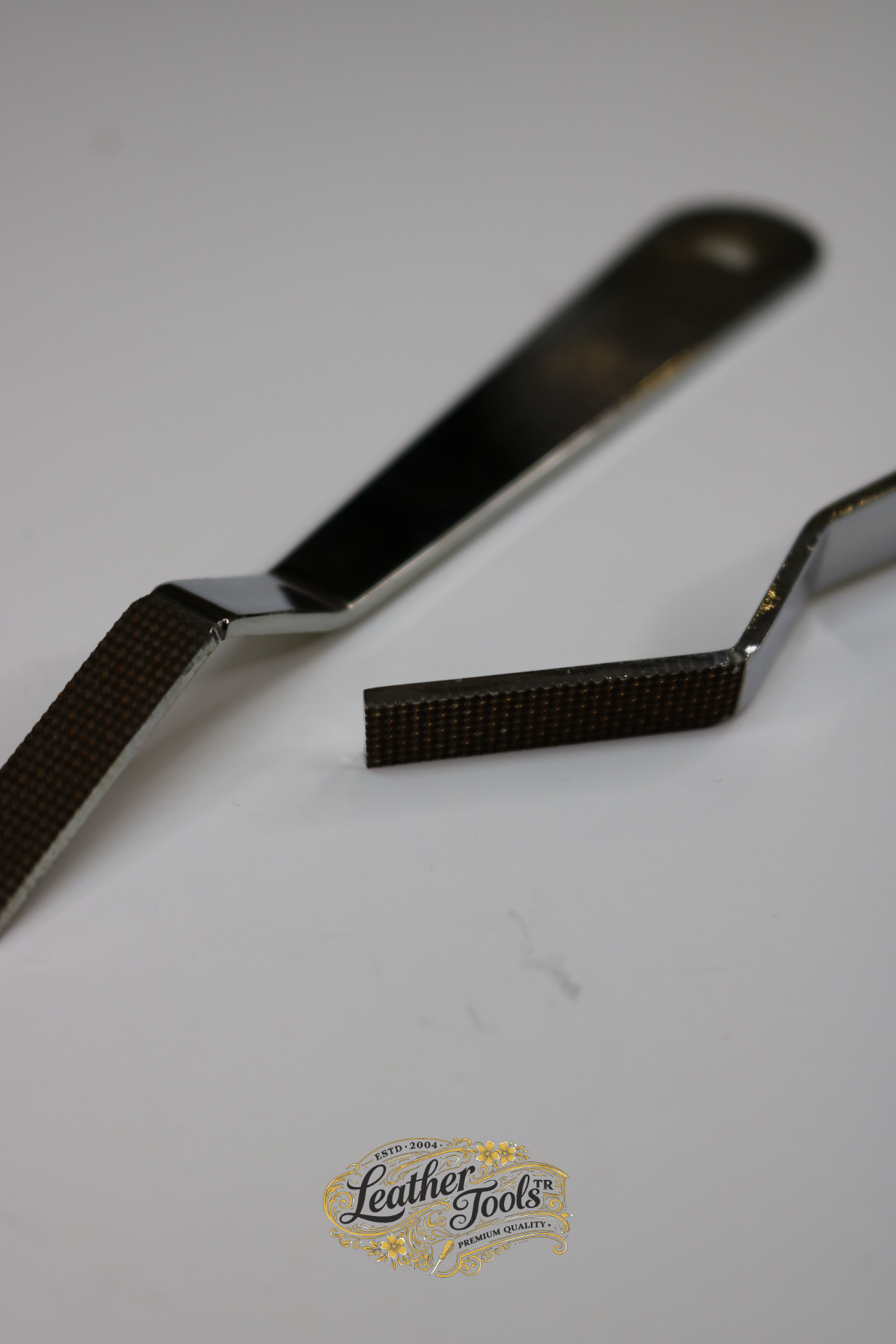 Yapıştırma öncesi yüzey hazırlığı için deri tahriş aleti