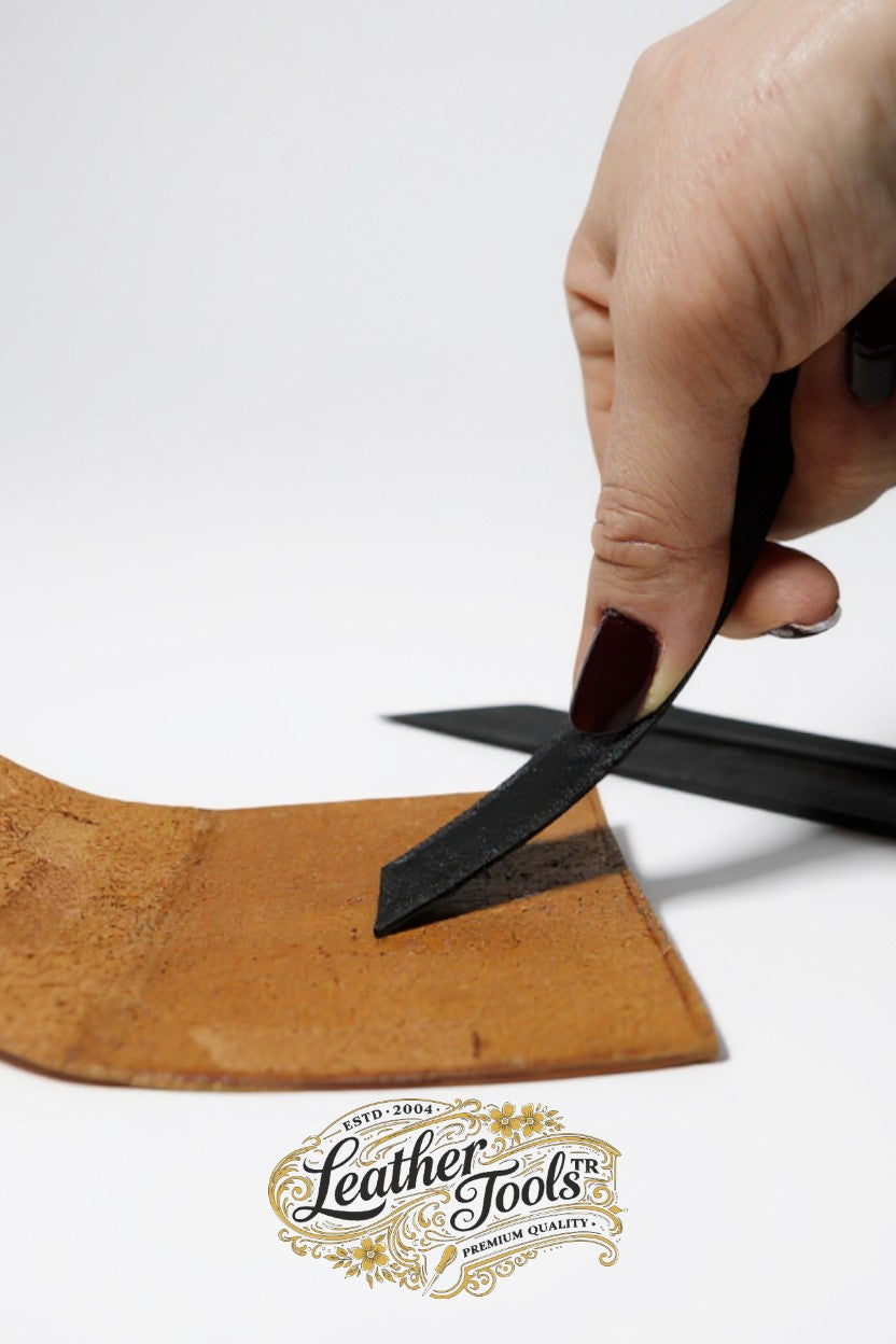 Esnek spatula ile deri yüzeye yapıştırıcı uygulama detayı