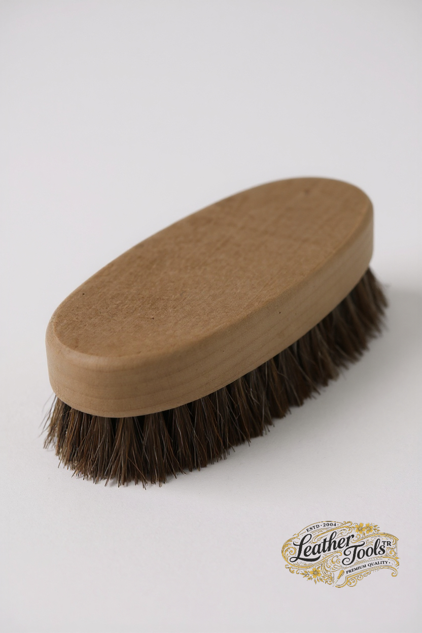 At kılı fırça ile deri kenar parlatma ve yüzey temizliği