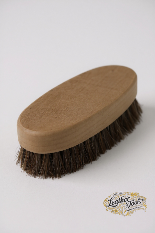 At kılı fırça ile deri kenar parlatma ve yüzey temizliği