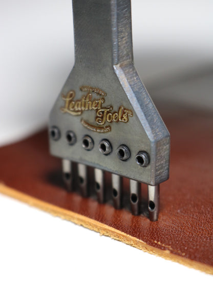 atal zımba ile deri üzerinde dikiş delikleri açma uygulaması