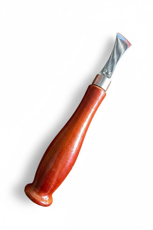 İz maat ile deri kenarında estetik dekoratif çizgi