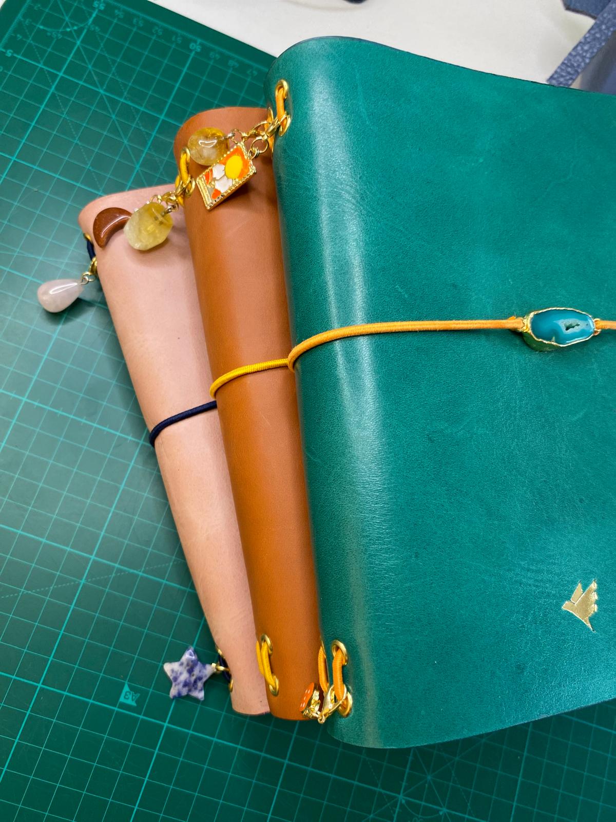 Lastik ile yapılmış deri defter kabı