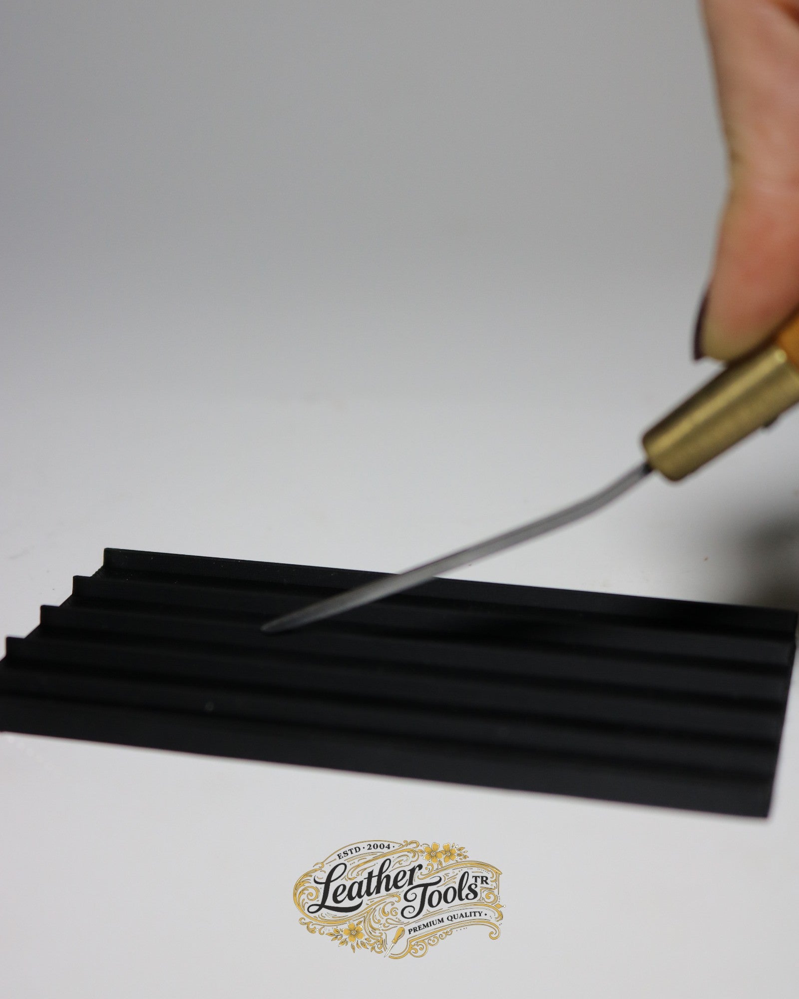 Linör bileme aparatı ile deri kenar aletinin kontrollü ve formu bozulmadan bilenmesi