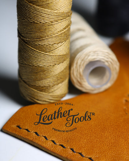 0.55 mm yuvarlak mumlu saraç ipi ile fransız tarzı saraç dikişinin yakın çekimi