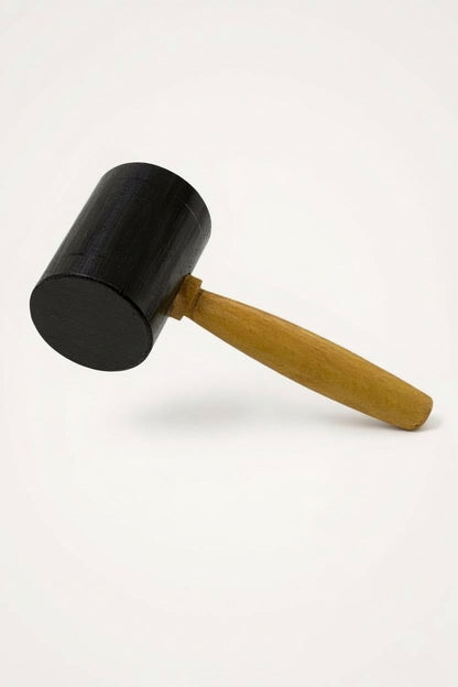 Plastik tokmak ile deri el aletlerine zarar vermeden darbe