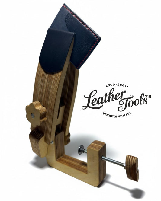 LeatherToolsTR çalışma masasına sabitlenebilen ahşap akrobat deri dikiş mengenesi.