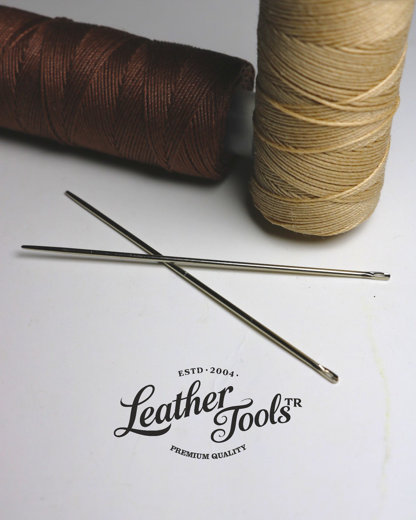 Saraç iğnesi detay görünüm – mumlu saraç ipi ile uyumlu