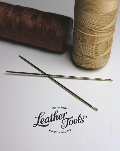 Saraç iğnesi detay görünüm – mumlu saraç ipi ile uyumlu