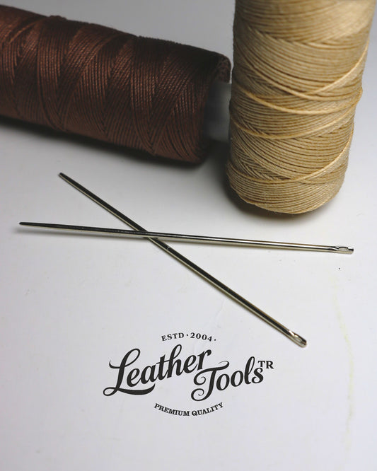 Saraç iğnesi detay görünüm – mumlu saraç ipi ile uyumlu