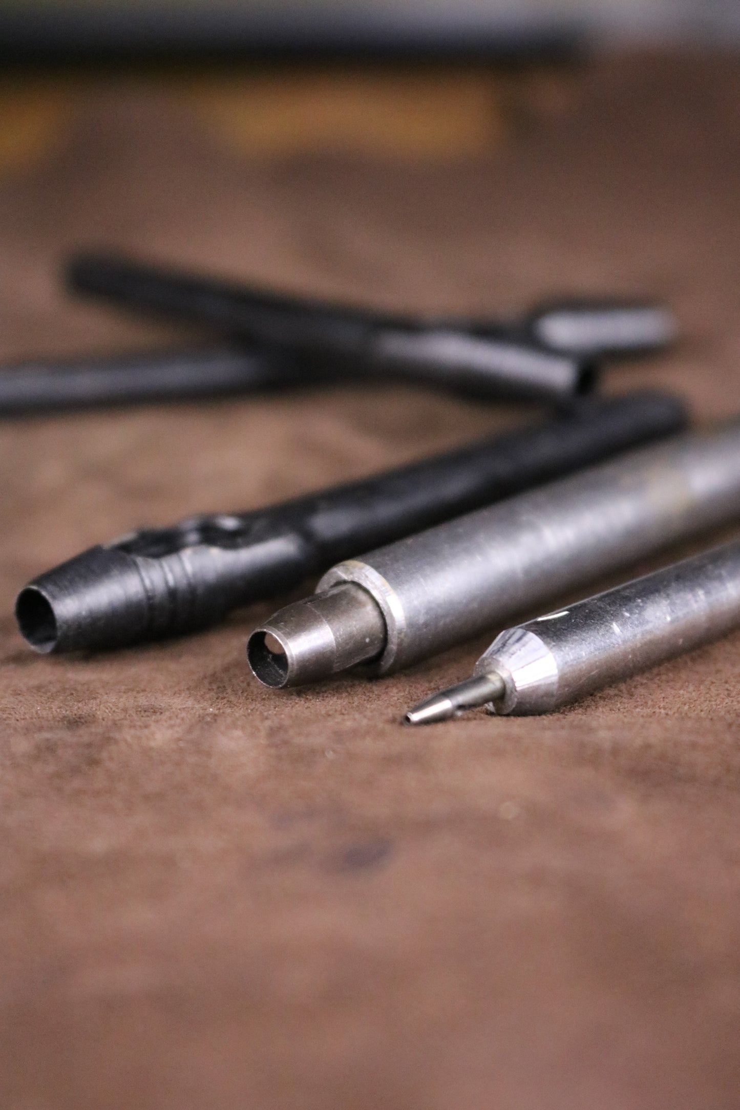 Tekli vurma zımba ile hassas deri delme işlemi