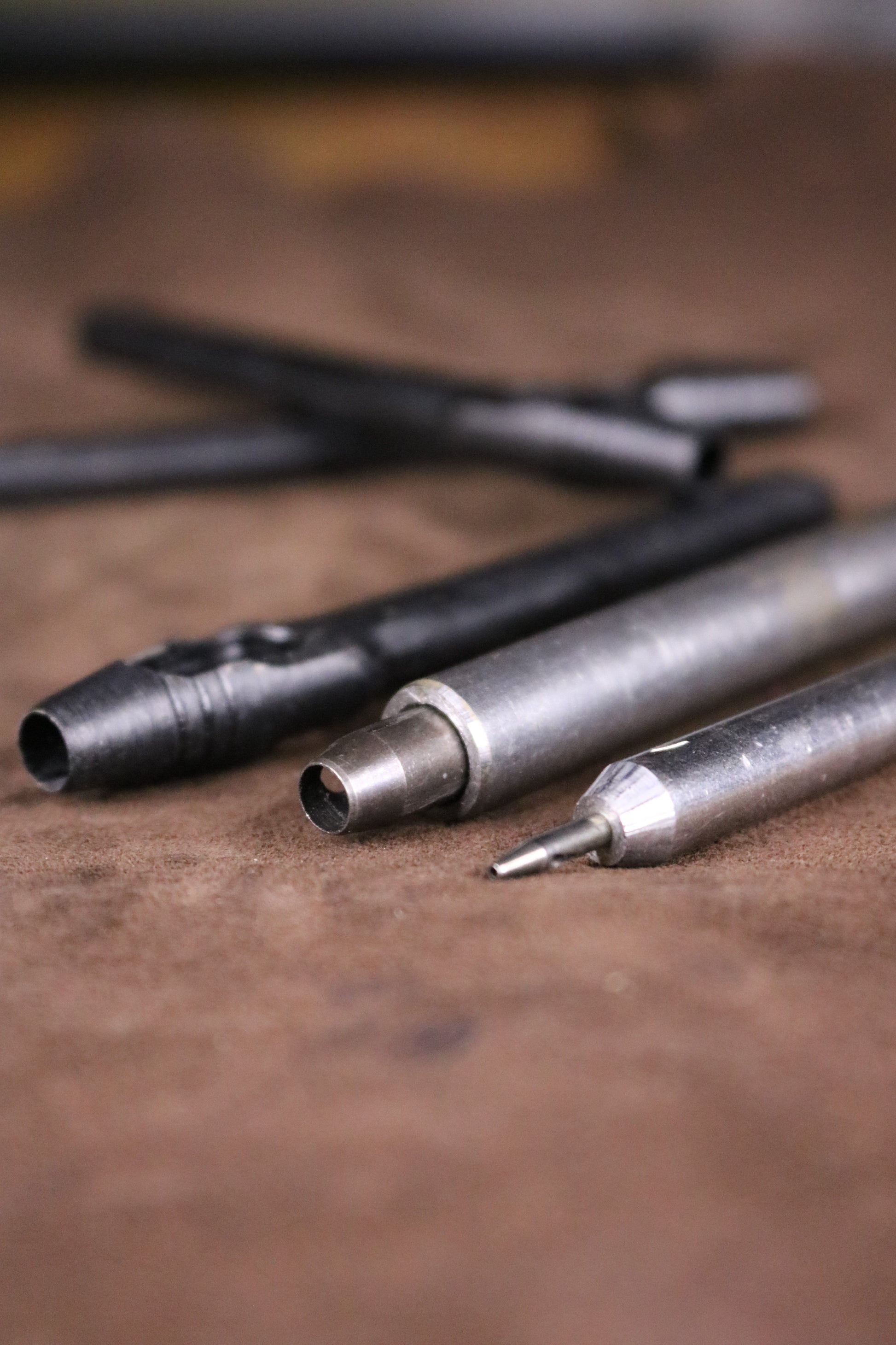 Tekli vurma zımba ile hassas deri delme işlemi