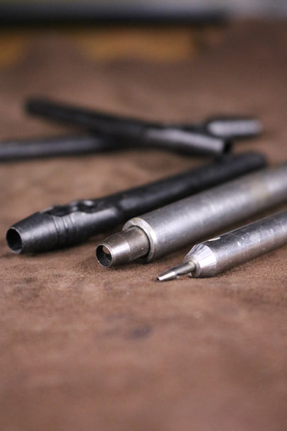 Tekli vurma zımba ile hassas deri delme işlemi