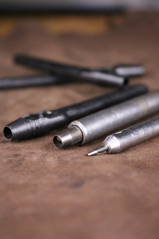 Tekli vurma zımba ile hassas deri delme işlemi