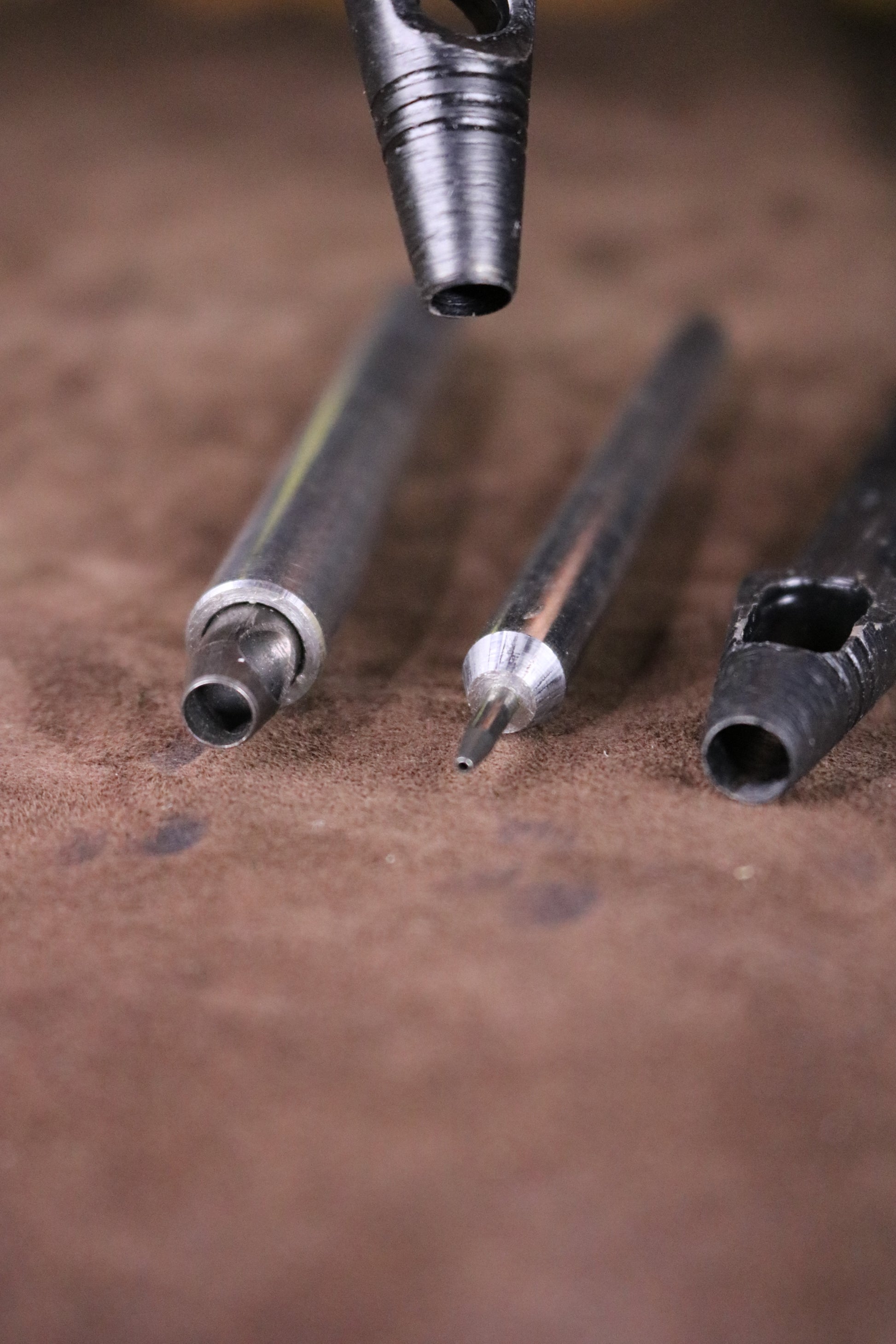 Tekli vurma zımba ile deri dikişi için tek delik açma